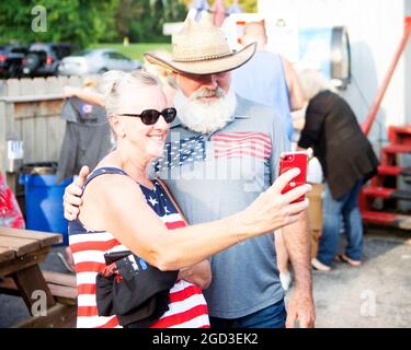 Gahanna, Ohio, États-Unis. 10 août 2021. Joe Blystone se mêle à ses électeurs au Joe Blystone Rally à Gahanna, Ohio. Blystone est un républicain qui se présente pour le gouverneur de l'Ohio en 2022. Crédit : Brent Clark/Alay Banque D'Images