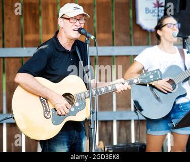 Gahanna, Ohio, États-Unis. 10 août 2021. Chazz Mechenbirr de Chazz et Nicki chante au Joe Blystone Rally à Gahanna, Ohio. Blystone est un républicain qui se présente pour le gouverneur de l'Ohio en 2022. Crédit : Brent Clark/Alay Banque D'Images