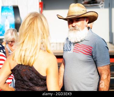 Gahanna, Ohio, États-Unis. 10 août 2021. Joe Blystone se mêle à ses électeurs au Joe Blystone Rally à Gahanna, Ohio. Blystone est un républicain qui se présente pour le gouverneur de l'Ohio en 2022. Crédit : Brent Clark/Alay Banque D'Images