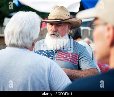 Gahanna, Ohio, États-Unis. 10 août 2021. Joe Blystone se mêle à ses électeurs au Joe Blystone Rally à Gahanna, Ohio. Blystone est un républicain qui se présente pour le gouverneur de l'Ohio en 2022. Crédit : Brent Clark/Alay Banque D'Images