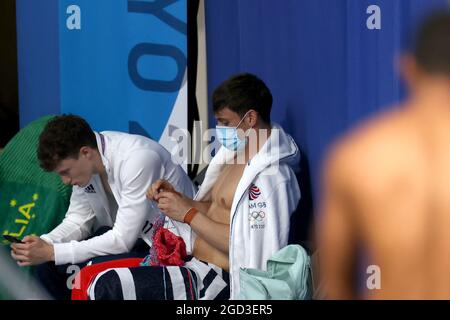 Équipe Grande-Bretagne plongeur Thomas (Tom) Daley (GBR) tricotage pendant la plongée : préliminaire de la plate-forme Homme de 10m aux Jeux Olympiques de Tokyo 2020 le 6 août 2021 au Centre aquatique de Tokyo, Japon. Credit: AFLO SPORT/Alay Live News Banque D'Images