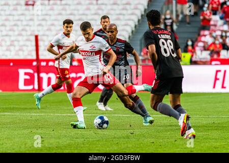 Lisbonne, Portugal. 10 août 2021. Roman Zobnin de Spartak Moscou et Joao Mario de SL Benfica vu en action pendant le troisième tour de qualification de la Ligue des champions de l'UEFA entre SL Benfica et le FC Spartak Moscou à l'Estadio da Luz stade de Lisbonne. (Note finale: SL Benfica 2:0 FC Spartak Moscou) crédit: SOPA Images Limited/Alay Live News Banque D'Images