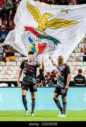 Lisbonne, Portugal. 10 août 2021. Roman Yaremchuk (L) et Joao Mario (R) de SL Benfica célèbrent un but lors du troisième tour de qualification de la Ligue des champions de l'UEFA entre SL Benfica et le FC Spartak Moscou à l'Estadio da Luz, à Lisbonne. (Note finale: SL Benfica 2:0 FC Spartak Moscou) crédit: SOPA Images Limited/Alay Live News Banque D'Images