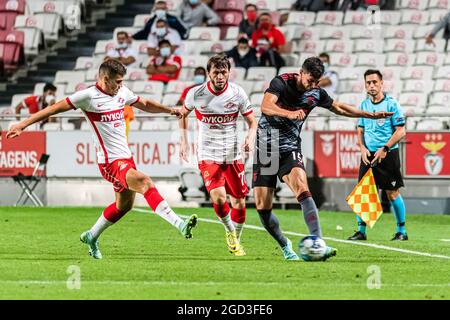 Lisbonne, Portugal. 10 août 2021. Roman Yaremchuk (R) vu en action lors du troisième tour de qualification de la Ligue des champions de l'UEFA entre SL Benfica et le FC Spartak Moscou au stade Estadio da Luz à Lisbonne. (Note finale: SL Benfica 2:0 FC Spartak Moscou) crédit: SOPA Images Limited/Alay Live News Banque D'Images