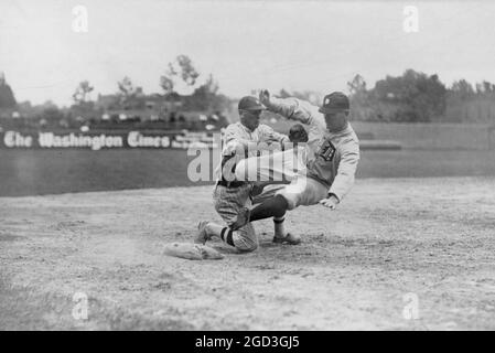 Harry Heilmann des Detroit Tigers, dans une mauvaise exécution, est étiqueté par le troisième baseman des sénateurs de Washington, Howard Shanks. Les sénateurs ont battu les Tigres 6-2 environ. 1921 Banque D'Images