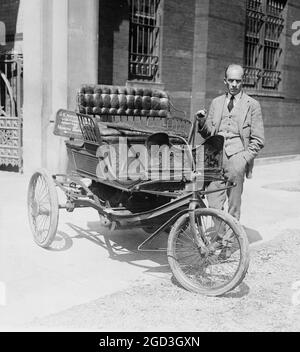 Carl W. Mitman, conservateur de l'ingénierie de la Smithsonian institution, photographié avec une voiture à trois roues qui a été récemment acquise par cette institution, cette vieille voiture en 1909 a remporté le premier prix dans un défilé à New York comme le plus vieux véhicule fonctionnant sous sa propre puissance CA. 1924 Banque D'Images