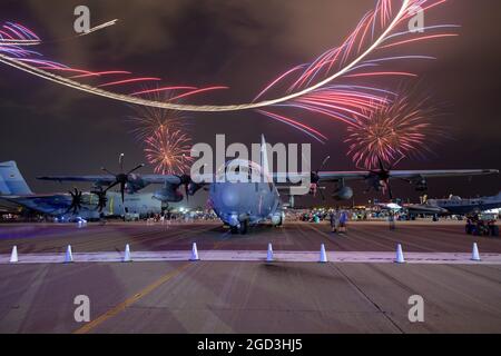 Oshkosh, WISCONSIN - 27 juillet 2021 : un canonnière AC-130J ghostrider de l'AFSOC à l'EAA à Oshkosh avec feux d'artifice Banque D'Images