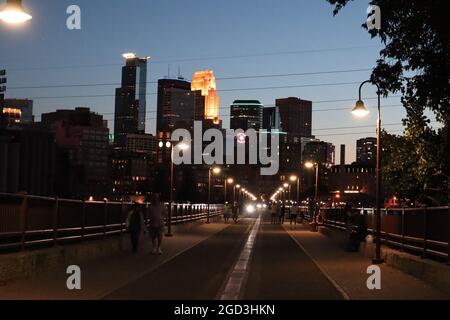 Minneapolis vu de l'extrémité de l'Université du Minnesota du pont Stone Arch. Banque D'Images