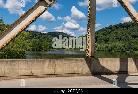 Une maison sur la rive lointaine de l'Allegheny vue par le pont Tidioute à Tidioute, Pennsylvanie, USA Banque D'Images