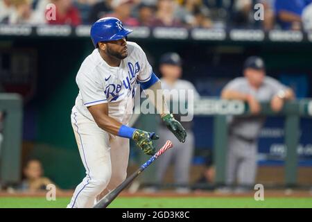 9 2021 août : Hanser Alberto, un infieleur de Kansas City (49), obtient un succès lors du match avec les New York Yankees et les Kansas City Royals qui se sont tenus au stade Kauffman dans le Missouri de Kansas City David Seelig/Cal Sport Medi Banque D'Images