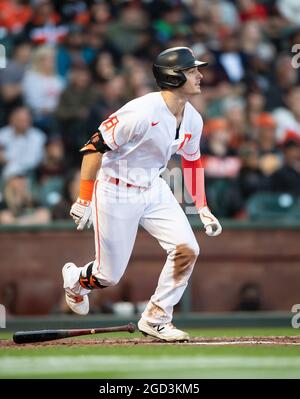 San Francisco, États-Unis. 10 août 2021 : Mike Yastrzemski, le Fielder du centre San Francisco Giants (5), atteint un troisième single de dinning, lors d'un match MLB entre les Arizona Diamondbacks et les San Francisco Giants à Oracle Park à San Francisco, Californie. Valerie Shoaps/CSM Credit: CAL Sport Media/Alamy Live News Banque D'Images