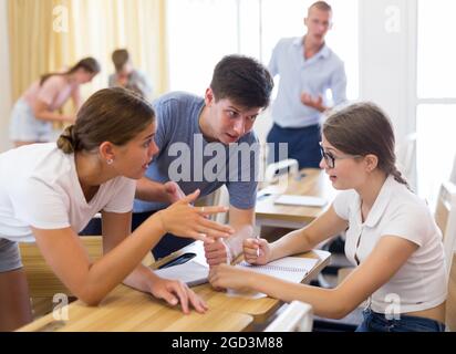 Adolescents travaillant en petits groupes pendant la leçon à l'université Banque D'Images