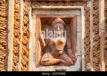 Belle dame en asana (une posture assise), se présentant comme un symbole phylosophique, œuvres d'art en terre cuite sur les murs du temple de Lalji de Kalna, Banque D'Images