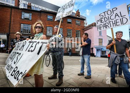 Norwich, Royaume-Uni. 10 août 2021. Les manifestants tiennent une bannière et des pancartes pendant la manifestation. Les manifestants anti-passeport vax se rendent à Norwich pour souligner la discrimination qu'ils estiment avoir lieu au pub des meurtriers. Le propriétaire Phil Cutter a introduit un nouveau no jab, aucune règle d'entrée qu'il dit protège à la fois son personnel et ses clients. Crédit : SOPA Images Limited/Alamy Live News Banque D'Images