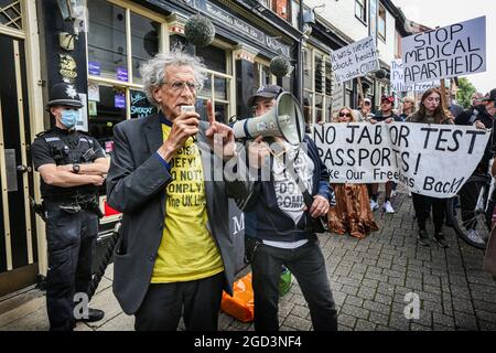 Norwich, Royaume-Uni. 10 août 2021. Les piers Corbyn parlent pendant la démonstration. Les manifestants anti-passeport vax se rendent à Norwich pour souligner la discrimination qu'ils estiment avoir lieu au pub des meurtriers. Le propriétaire Phil Cutter a introduit un nouveau no jab, aucune règle d'entrée qu'il dit protège à la fois son personnel et ses clients. Crédit : SOPA Images Limited/Alamy Live News Banque D'Images