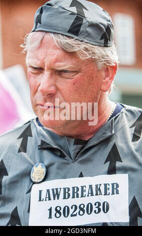 Norwich, Royaume-Uni. 10 août 2021. L'activiste Jeff Wyatt participe à la démonstration. Les manifestants anti-passeport vax se rendent à Norwich pour souligner la discrimination qu'ils estiment avoir lieu au pub des meurtriers. Le propriétaire Phil Cutter a introduit un nouveau no jab, aucune règle d'entrée qu'il dit protège à la fois son personnel et ses clients. Crédit : SOPA Images Limited/Alamy Live News Banque D'Images