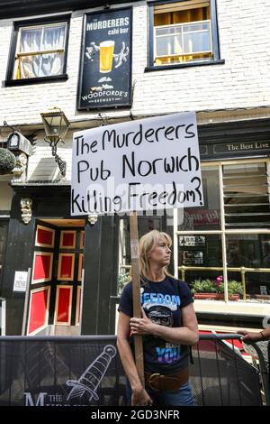 Norwich, Royaume-Uni. 10 août 2021. Un manifestant tient un panneau pendant la démonstration. Les manifestants anti-passeport vax se rendent à Norwich pour souligner la discrimination qu'ils estiment avoir lieu au pub des meurtriers. Le propriétaire Phil Cutter a introduit un nouveau no jab, aucune règle d'entrée qu'il dit protège à la fois son personnel et ses clients. Crédit : SOPA Images Limited/Alamy Live News Banque D'Images