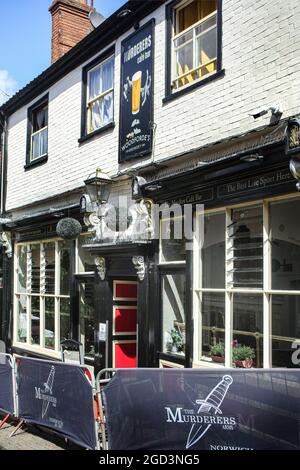 Norwich, Royaume-Uni. 10 août 2021. Vue sur le pub des meurtriers pendant la démonstration. Les manifestants anti-passeport vax se rendent à Norwich pour souligner la discrimination qu'ils estiment avoir lieu au pub des meurtriers. Le propriétaire Phil Cutter a introduit un nouveau no jab, aucune règle d'entrée qu'il dit protège à la fois son personnel et ses clients. Crédit : SOPA Images Limited/Alamy Live News Banque D'Images