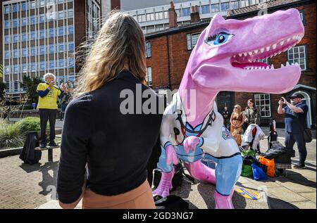 Norwich, Royaume-Uni. 10 août 2021. Les piers Corbyn parlent pendant la démonstration. Les manifestants anti-passeport vax se rendent à Norwich pour souligner la discrimination qu'ils estiment avoir lieu au pub des meurtriers. Le propriétaire Phil Cutter a introduit un nouveau no jab, aucune règle d'entrée qu'il dit protège à la fois son personnel et ses clients. Crédit : SOPA Images Limited/Alamy Live News Banque D'Images