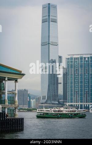 Le « Méridien Star », l'une des flottes de Star Ferry, passe devant un homme pêchant à l'embarcadère Central Ferry Pier 8 sur l'île de Hong Kong tout en traversant le port de Victoria Banque D'Images