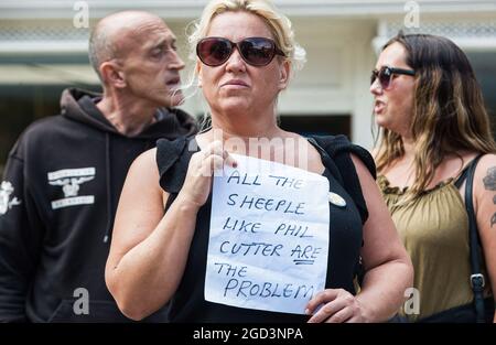 Norwich, Royaume-Uni. 10 août 2021. Un manifestant tient un panneau pendant la démonstration. Les manifestants anti-passeport vax se rendent à Norwich pour souligner la discrimination qu'ils estiment avoir lieu au pub des meurtriers. Le propriétaire Phil Cutter a introduit un nouveau no jab, aucune règle d'entrée qu'il dit protège à la fois son personnel et ses clients. (Photo de Martin Pope/SOPA Images/Sipa USA) crédit: SIPA USA/Alay Live News Banque D'Images