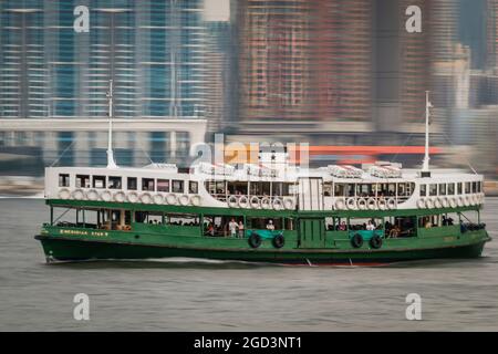 Traitement flou de mouvement de la « étoile Méridienne », l'une des flottes de Star Ferry, en passant par les immeubles d'appartements en hauteur de Union Square à West Kowloon Banque D'Images