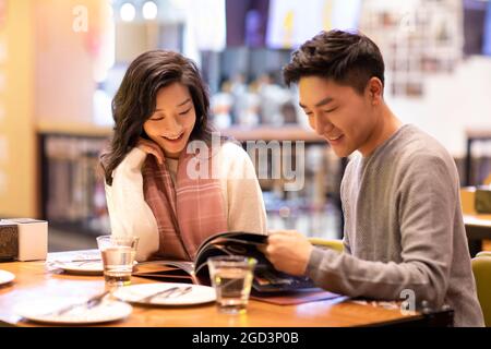 Jeune couple heureux datant dans le restaurant Banque D'Images