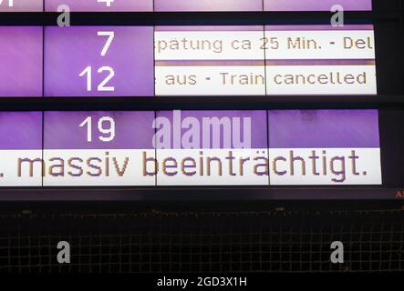 11 août 2021, Francfort-sur-le-main : « assidûment touché » est inscrit sur un tableau d'affichage ci-dessous une annonce de l'annulation d'un train à la gare centrale de Francfort tôt ce matin au début d'une grève nationale de 48 heures sur les services ferroviaires voyageurs et les infrastructures ferroviaires. Le syndicat des conducteurs de train GDL avait appelé ses membres au faire. Photo: Frank Rumpenhorst/dpa Banque D'Images