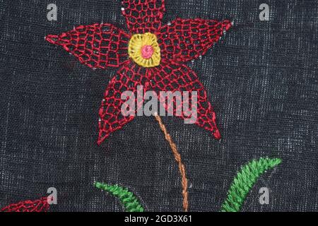 Motif nid d'abeille en point de fleur avec petite couverture en point milieu de broderie à la main Banque D'Images