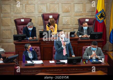 Le ministre colombien de l'interio Daniel Palacios (Centre) parle alors que les membres de la Chambre des représentants de Colombie participent à la sesion étaient le maire de Bogota, Claudia Lopez, le ministre de l'intérieur Daniel Palacios et Nicolas Garcia, Le gouverneur de l'État de Cundinamarca signe que la loi proyect de poignarder la première région métropolitaine de Colombie entre la capitale de Bogota et l'État de Cundinamarca à Bogota, Colombie, le 10 août 2021. Banque D'Images