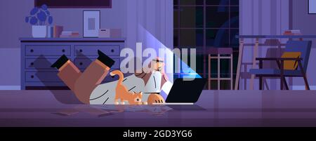 homme d'affaires indépendant arabe surtravaillé regardant l'écran d'ordinateur portable homme arabe avec un chien couché sur le sol dans la nuit sombre chambre Illustration de Vecteur