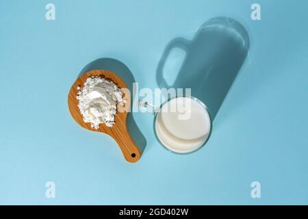 Le lait de soja en poudre est du lait de soja sans eau. Sur fond bleu, un produit végétarien Banque D'Images