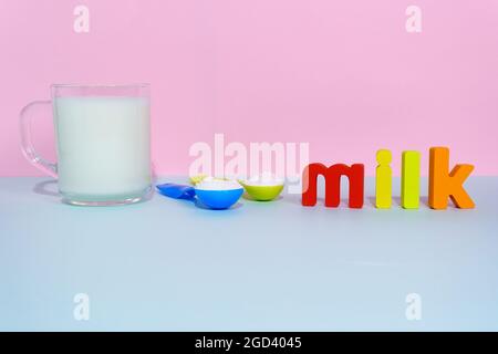 Autres types de laits secs végétaliens fond multicolore. Espace pour copier du texte Banque D'Images