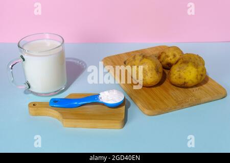 Lait végétalien en poudre. Gros plan sur le lait de pomme de terre. Mise au point sélective Banque D'Images