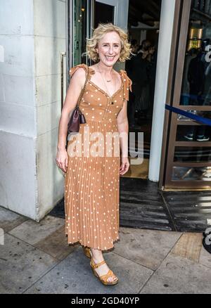 Londres, Royaume-Uni. 10 août 2021. Nicola Stephenson participe à la soirée de presse pour 'The Windsors: Endgame' au Prince of Wales Theatre de Londres. Crédit : SOPA Images Limited/Alamy Live News Banque D'Images
