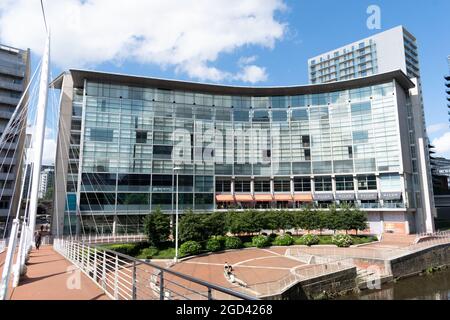 Lowry Hotel, Chapel Wharf avec pont suspendu. Greater Manchester Royaume-Uni Banque D'Images