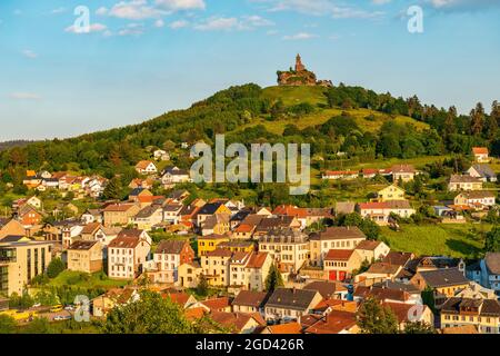 FRANCE, MOSELLE (57), DABO, VILLAGE ET ROCHER DE DABO AVEC CHAPELLE SAINT-LEON AU SOMMET Banque D'Images