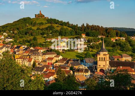 FRANCE, MOSELLE (57), DABO, VILLAGE ET ROCHER DE DABO AVEC CHAPELLE SAINT-LEON AU SOMMET Banque D'Images