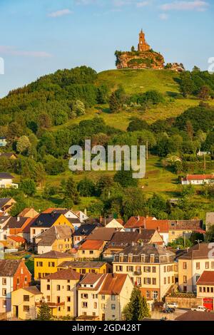 FRANCE, MOSELLE (57), DABO, VILLAGE ET ROCHER DE DABO AVEC CHAPELLE SAINT-LEON AU SOMMET Banque D'Images