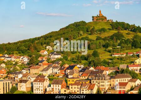 FRANCE, MOSELLE (57), DABO, VILLAGE ET ROCHER DE DABO AVEC CHAPELLE SAINT-LEON AU SOMMET Banque D'Images