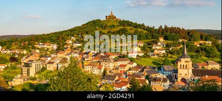 FRANCE, MOSELLE (57), DABO, VILLAGE ET ROCHER DE DABO AVEC CHAPELLE SAINT-LEON AU SOMMET Banque D'Images