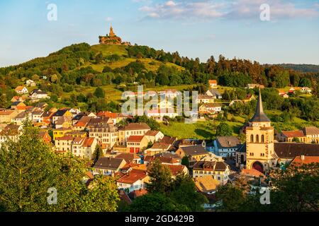 FRANCE, MOSELLE (57), DABO, VILLAGE ET ROCHER DE DABO AVEC CHAPELLE SAINT-LEON AU SOMMET Banque D'Images