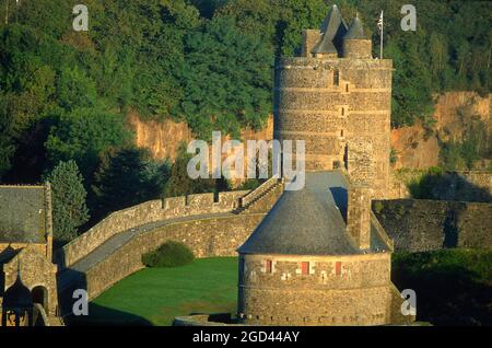 ILLE ET VILAINE (35) BRETAGNE, FOUGÈRES, SA XIIÈME FORTERESSE, MONUMENT HISTORIQUE. L'UN DES PLUS GRANDS DE FRANCE AVEC UNE ZONE DE ??2HA, FRANCE Banque D'Images