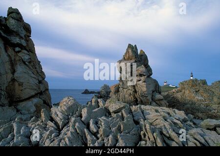 FRANCE, FINISTÈRE (29), ÎLE OUESSANT, LA POINTE DE CREACH, ROCHERS ET PHARE ILLUMINÉS EN 1863 ET ÉLECTRIFIÉS EN 1888, C'EST LE DEUXIÈME PLUS Banque D'Images