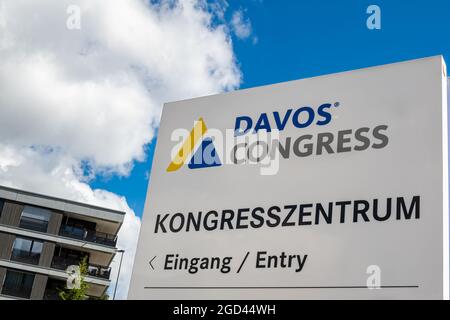 Davos, Suisse - 17 juillet 2020: Centre des congrès de Davos où se tient le prestigieux Forum économique mondial. Banque D'Images