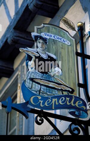 FRANCE, MORBIHAN (56), VANNES, VILLE D'ART ET D'HISTOIRE, SIGNE D'UN RESTAURANT CREPERIE OU CRÊPE DANS LE VIEUX QUARTIER, BRETAGNE Banque D'Images