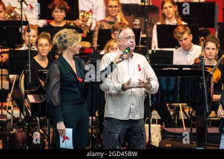 Anja Köbel (Moderatorin), Viola Klein (Initiatorin), Stefan Hippler (Pfarrer Hope Cape Town), Rene Kindermann beim HOPE-Jubiläumskonzert im Rahmen Banque D'Images