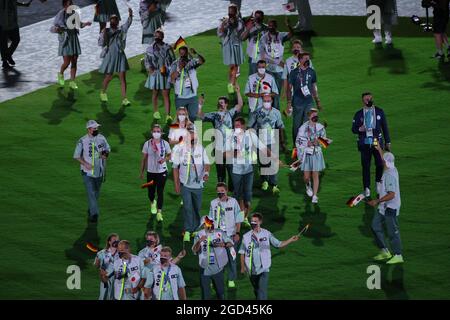 Des membres de la délégation allemande (GER) assistent à la cérémonie de clôture des Jeux Olympiques de Tokyo en 2020 le 8 août 2021 au stade olympique de Tokyo, au Japon. Crédit: Naoki Nishimura/AFLO SPORT/Alay Live News Banque D'Images