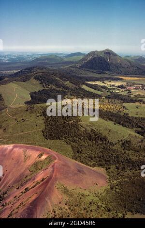 FRANCE. PUY DE DOME (63) PUY DE DOME, VUE AÉRIENNE DU PUY DE DOME QUI EST UN VOLCAN DORMANT DANS LE PARC NATUREL RÉGIONAL DES VOLCANS D'AUVERGNE, LE Banque D'Images