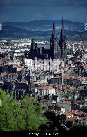 FRANCE. PUY DE DÔME (63) CLERMONT FERRAND ET SA BASILIQUE ROMAINE NOTRE DAME DU PORT XIIÈME, AUVERGNE, FRANCE Banque D'Images